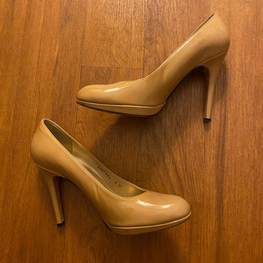 Stuart Weizmann Nude Patent Leather Pumps Size 7